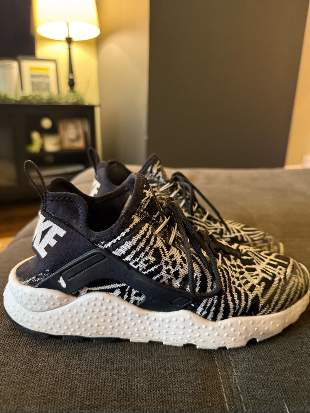 Nike Air Huraches - Black & White Knit Repeat-Pattern Sneakers (zebra)